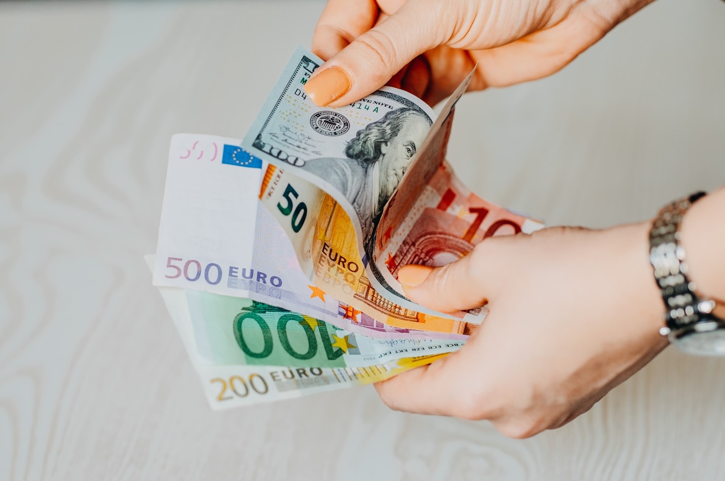 Seasonal Trends in Euro-Leu Exchange Rates